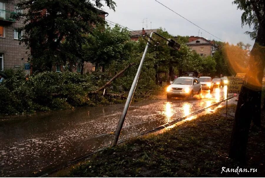новосибирск ураган 2009. торнадо нью йорк 2012. сильный ветер. ураганный ветер в городе. ураган в москве.