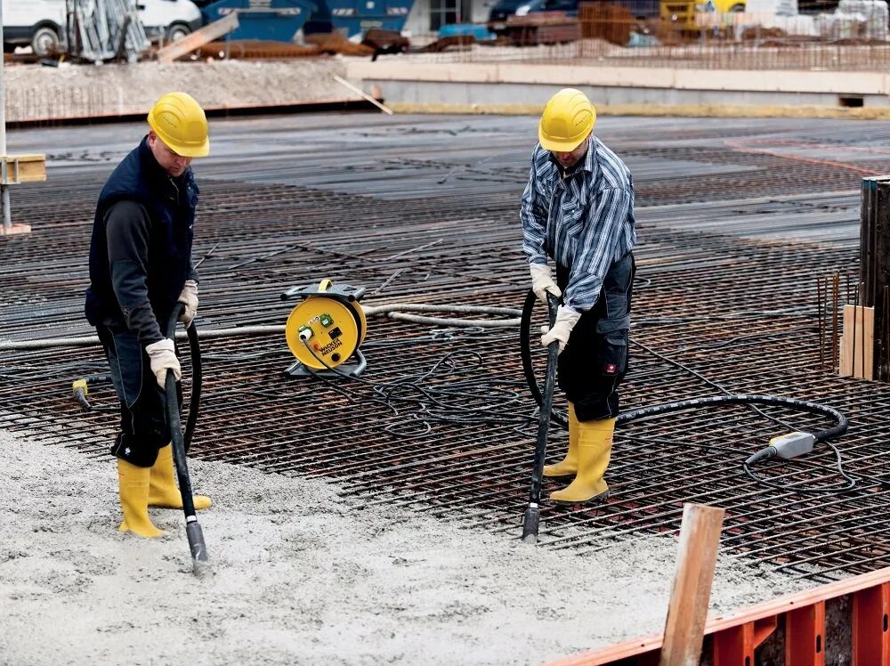 Виброусадка бетона инструмент. Глубинный вибрирование бетона. Уплотнитель бетона. Вибрирование бетонной смеси. Машинка для уплотнения бетона.