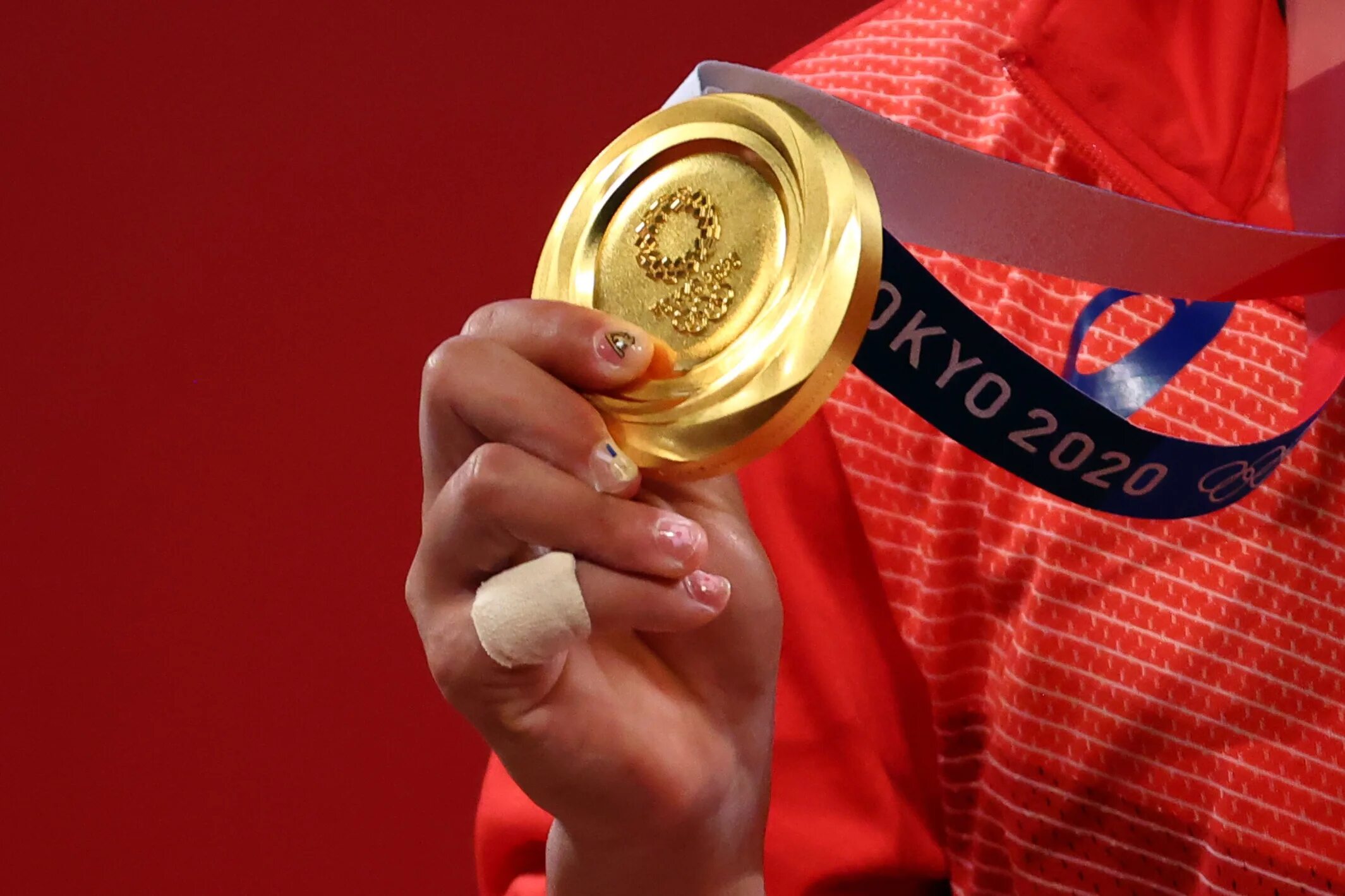 За что кафка получил золотую медаль. Tokyo 2025 gold medal. золотая медаль. медаль золото. olympic gold medal.