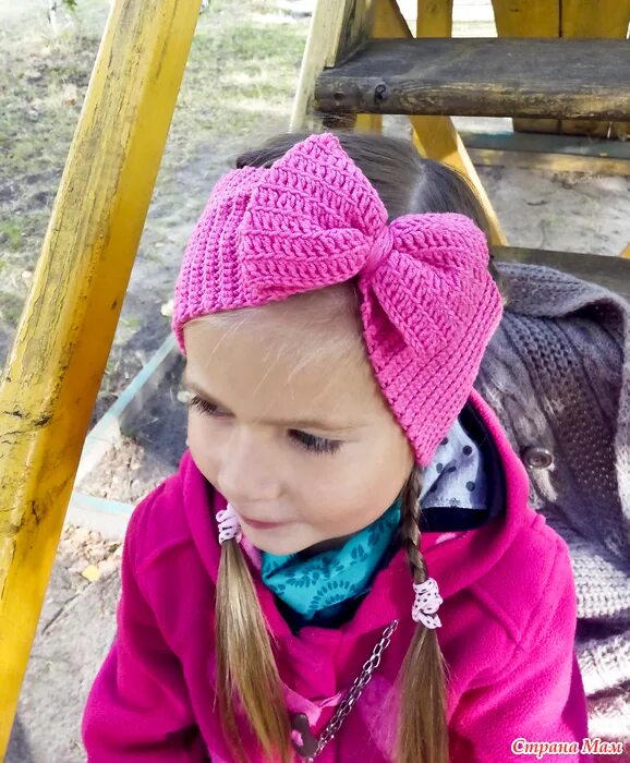 Вязаная повязка детская. Повязка на голову вязаная для девочки. Вязаный ободок для девочки. Повязка вязаная. Вязаный ободок для девочки.