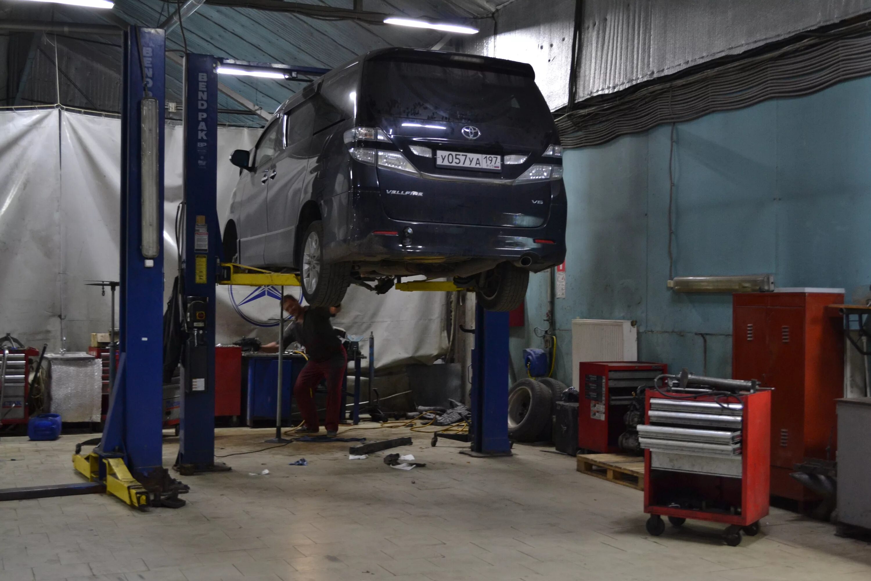 автомастерская. машина в автосервисе. техцентр бош. автосервис ремонт отзывы. автосервис сто.