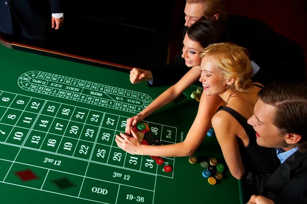 Игры на деньги азартные отзывы. Казино. Ставки казино. Игрок в рулетку. Игра в казино.