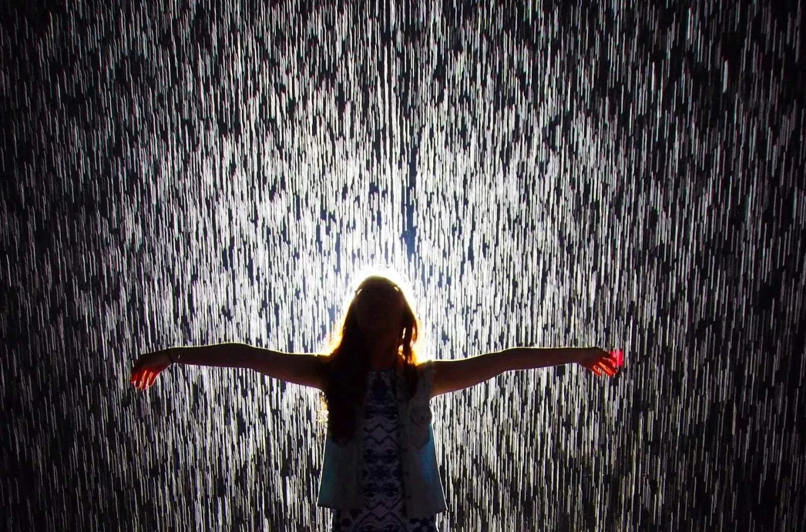 Я пою под дождем. Девушка под дождем. Девушка дождь. Человек на фоне дождя. Человек под дождем.