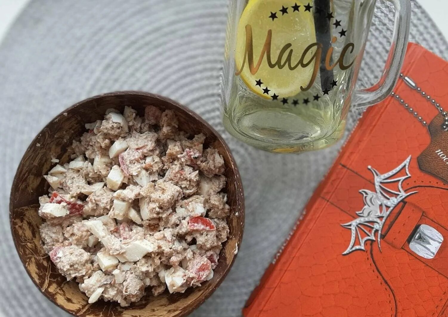 Салат со шпротами фасолью и плавленным. Салат с кириешками и шпротами. салат со шпротами и сухариками. салат из шпрот с сухариками. салат со шпротами сыром и сухариками.