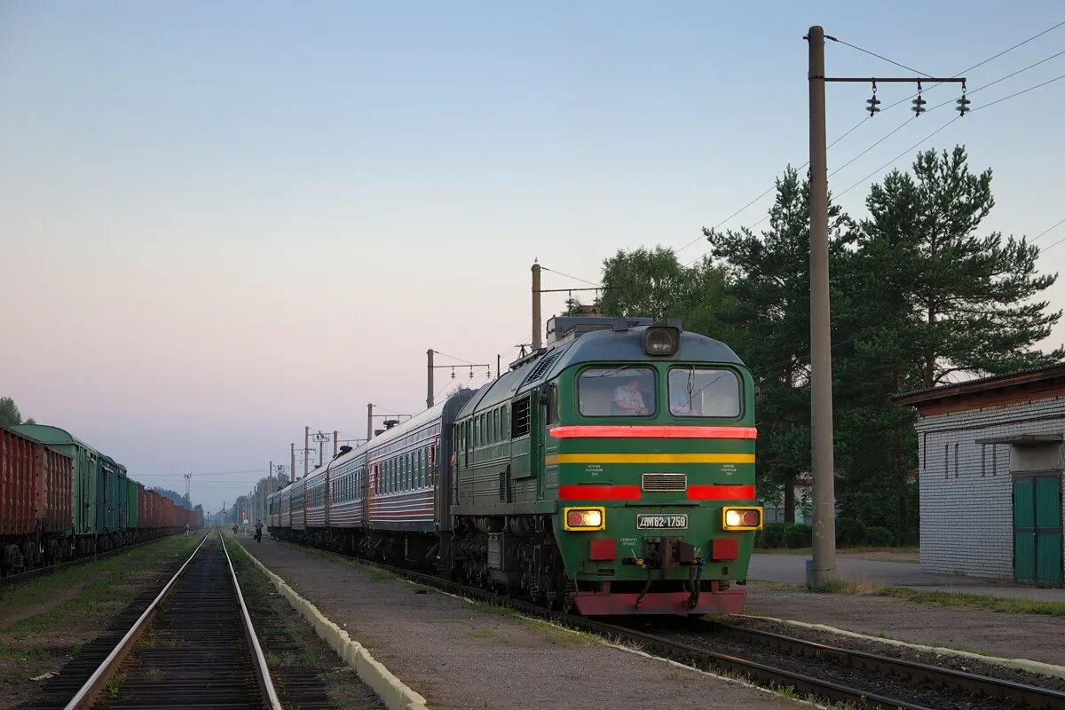 Дм62-1759. Станция Хвойная Новгородская область. Пестово станция Хвойная ЖД станция. Станция Пестово Октябрьская железная. Поезд хвойная