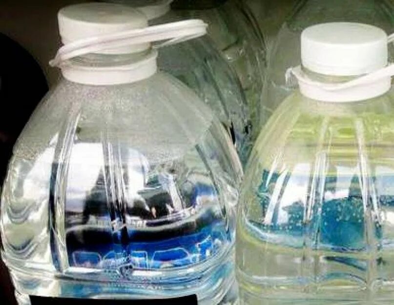 Почему позеленела вода. Зеленеет вода в бутылях. Вода зацвела в бутыли. Бутылка с позеленевшей водой. Питьевая вода в бутылках зеленеет.