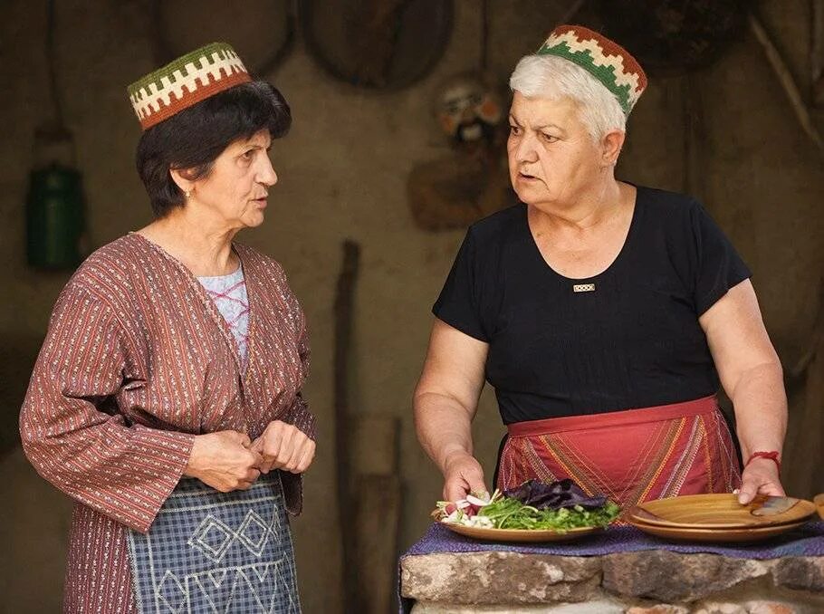 Бабушка армянка. Бабушка по армянски. Армянская старушка. Бабка армянка. Армянская старушка.