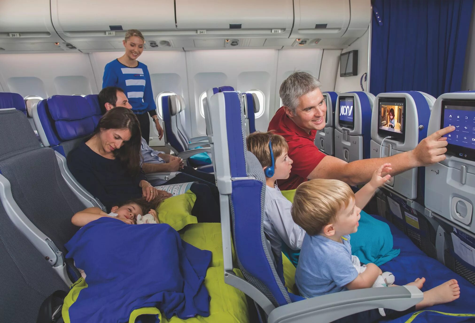 Можно ли лететь на самолете без родителей. Полет в эконом классе. кресло в самолет для ребенка. детское кресло в самолете. аксессуары для перелетов в самолете.