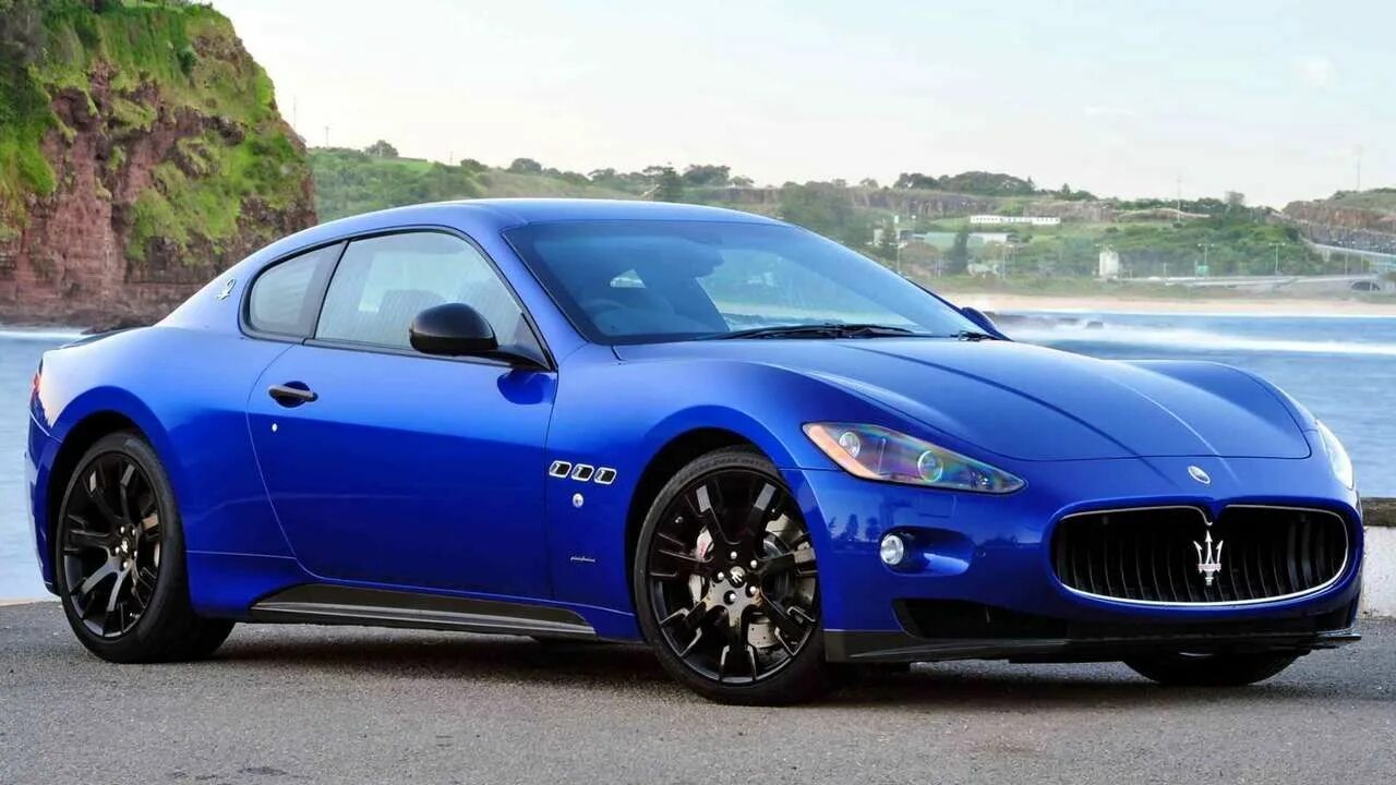 Включи синий машина. Мазерати Гран Туризмо. Мазерати Гран Туризмо s. Maserati GRANTURISMO синий. Maserati Gran Turismo s 2009.