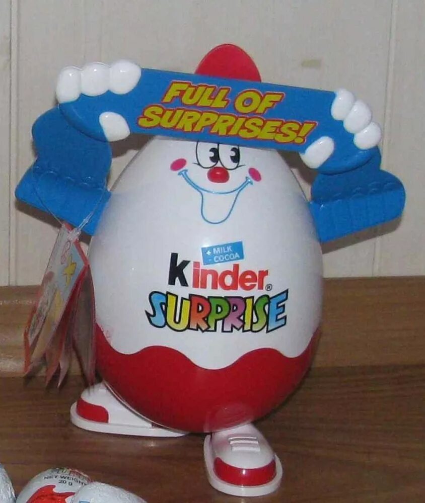 Яйцо киндер сюрприз. Kinder мягкий. Игрушка из огромного киндера. Фигурка альпиниста в очках и с бородой игрушка киндер. Большие киндеры игрушки.