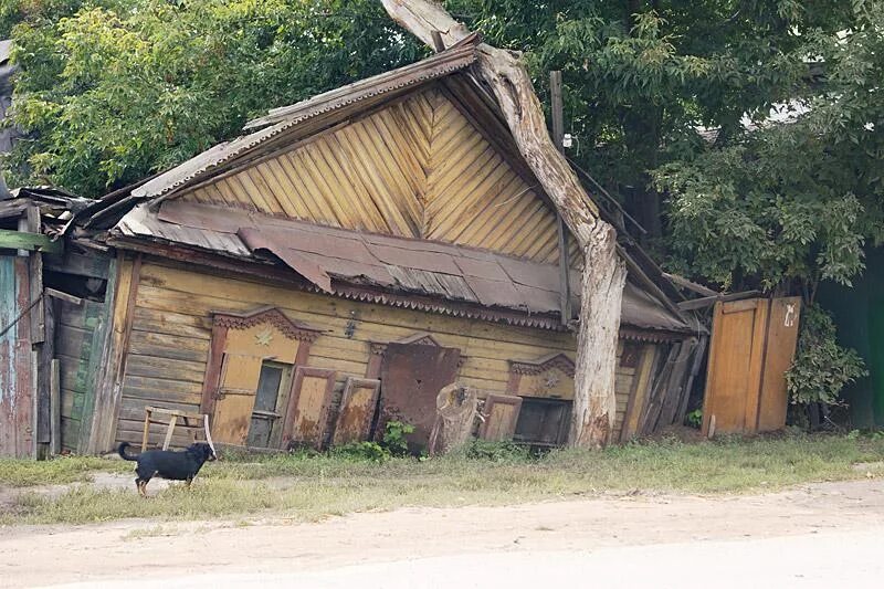 Дом развалюха в деревне. Старый разваленный деревянный дом в деревне. Покосившийся деревянный дом. Покосившаяся изба. Почему старые части