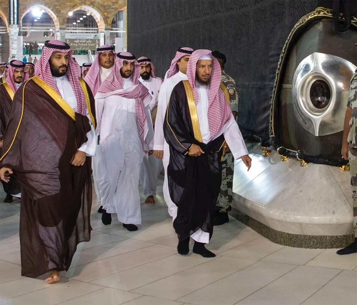 Арабистане сауди. Принц Салман в Мекке. Имам Мекки. Король Саудовской Аравии в Мекке. Имам Каабы.