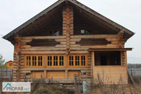 Срубы домов на вывоз. Сруб дома под разбор. дом из бревна с балконом и террасой. сруб самовывоз. разбор сруба дома.
