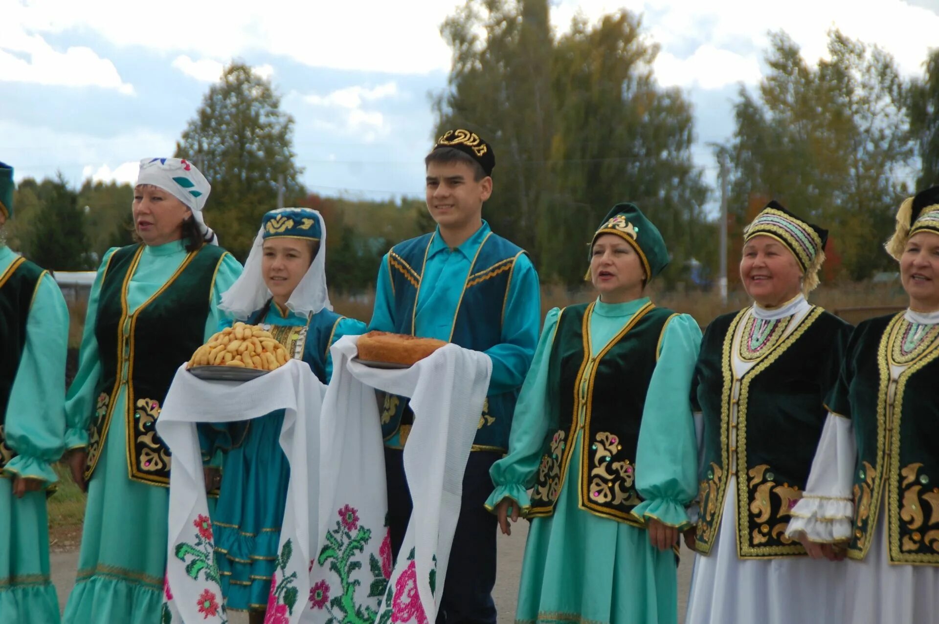 Ак с татарского. Тюбетейка и калфак. АК калфак головной убор. Татарский головной убор женский. Татарский национальный костюм женский.