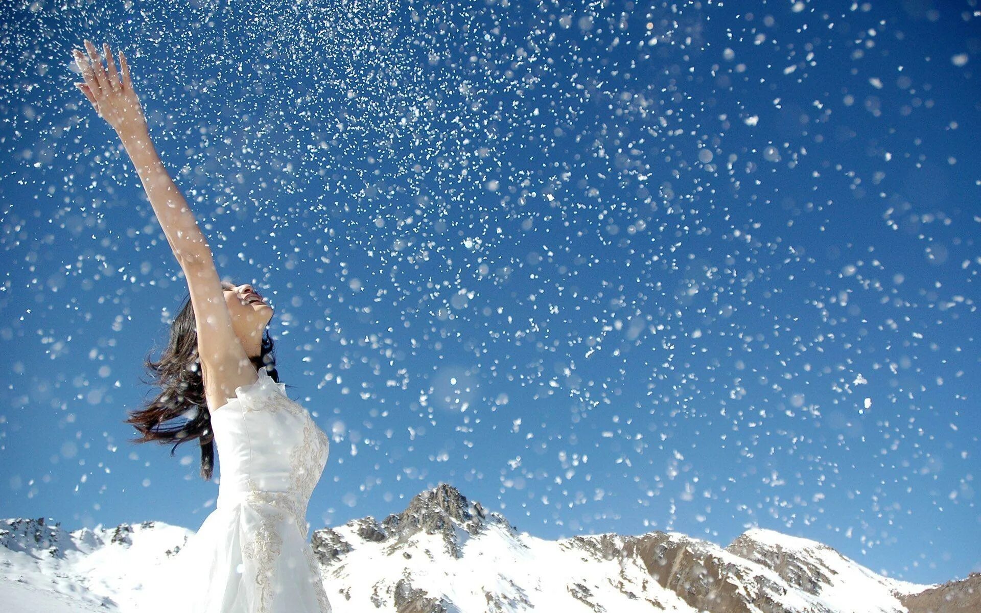 Снег радость. Счастье снег. Девушка в снегу. Снег падает с неба. Полетел снег