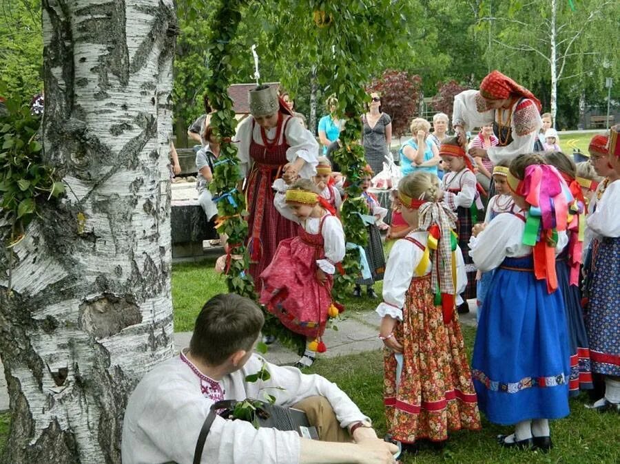 Какого числа отмечают троицу. Народные гуляния на троицу. народный праздник троица. летнее народное гуляние. троицкие гуляния.