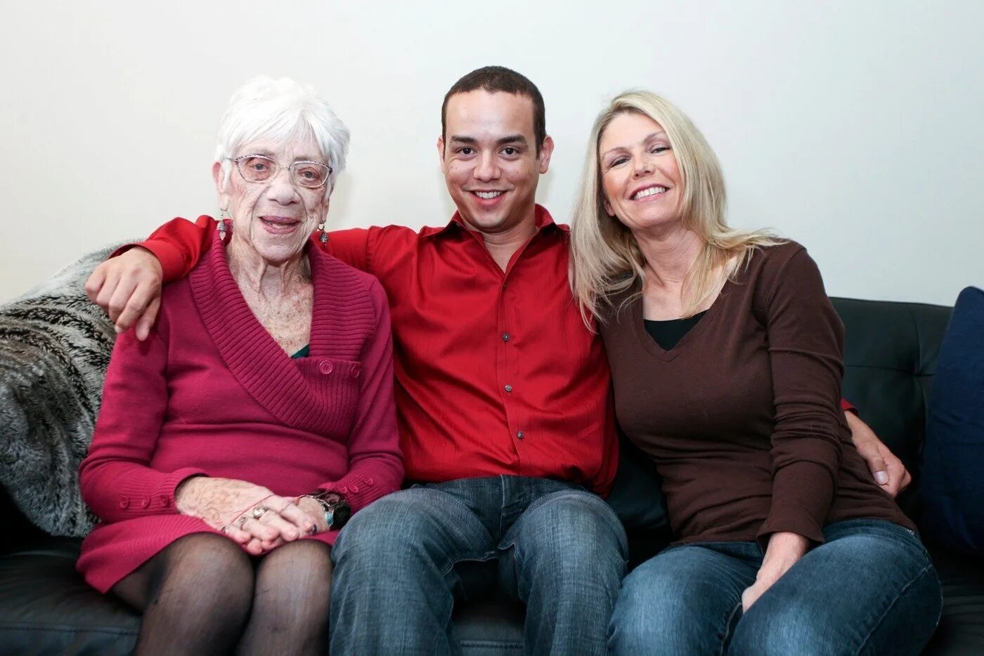 Зрелые бабушки групповое. Марджори маккул. Кайл Джонс и Марджори Макку. Кайл Джонс и 91-летняя Марджори.