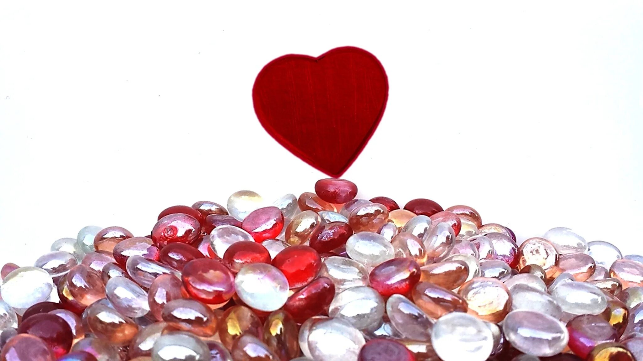 Любимые самоцветы. Сердце драгоценный камень. Камушки сердечки. Обои на рабочий стол драгоценные камни. Самоцветы сердце.