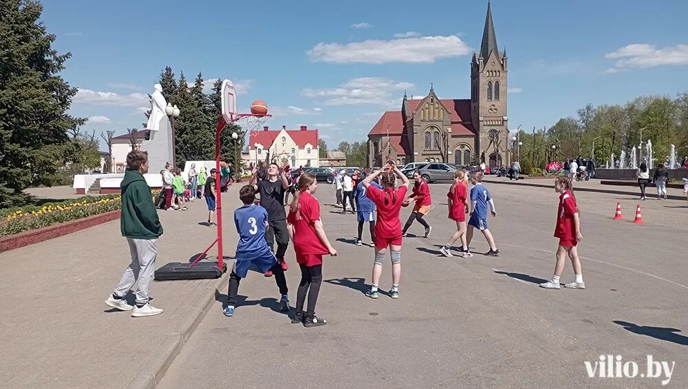 Новости вилейки. Гуляние в парке. Парк для гуляния. ВТЦСОН Вилейка. Лукашенко в г.Вилейка Минской области 2002.