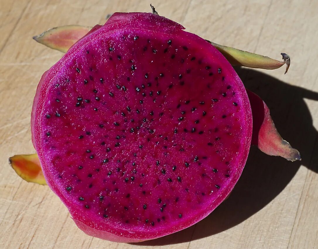 Питайя фрукт сердце дракона. Питахайя драгонфрут. Что такое драгон фрукт питахайя. Питахайя драконий фрукт. Тайский фрукт драконий глаз.