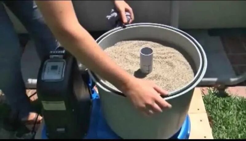 Фильтр для бассейна песочный 250ie. Самодельный фильтр для бассейна. Песчаный фильтр из бочки. Засыпка песка в фильтр для бассейна. Какой песок лучше для фильтра бассейна