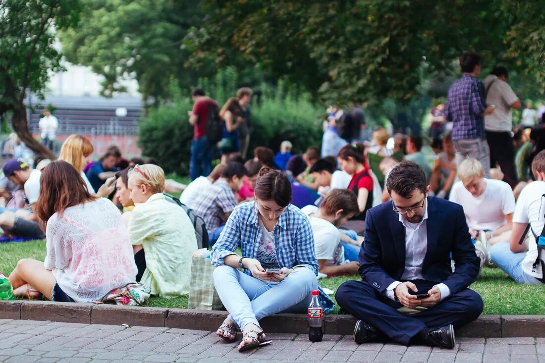 В парках много людей. Много людей на улице. Группа людей на улице. Много людей на улице Моква. Люди на улицах Москвы.