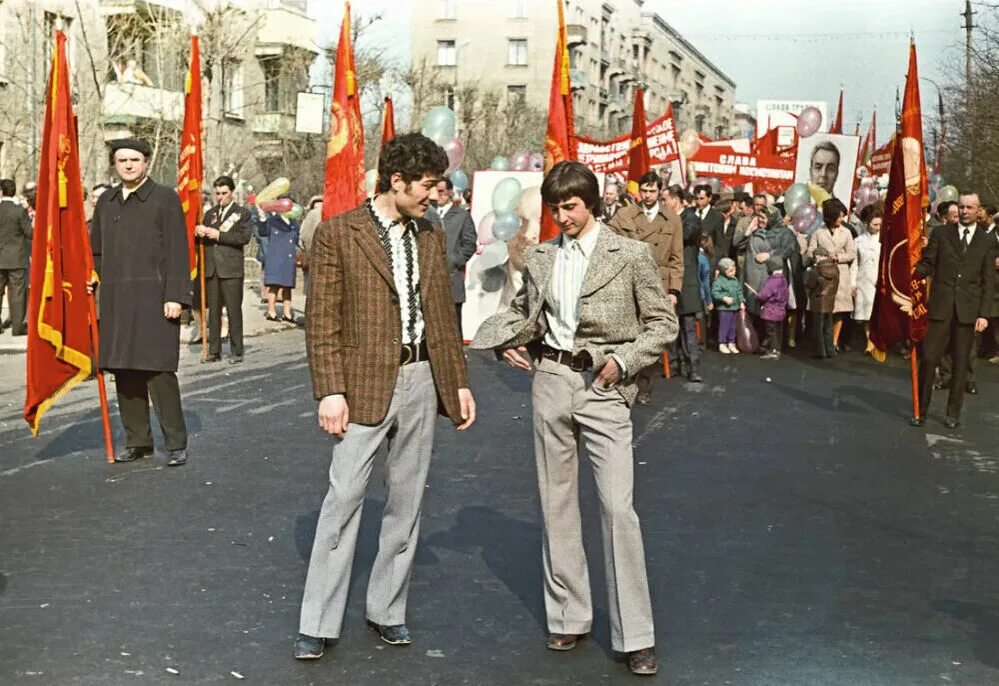 ЭТО ЖИЗНЬ ВАШИХ РОДИТЕЛЕЙ И ДЕДОВ. УВАЖАЙТЕ ЕЁ! СМОТРИТЕ ПО КАДРАМ ВНИМАТЕЛЬНО..