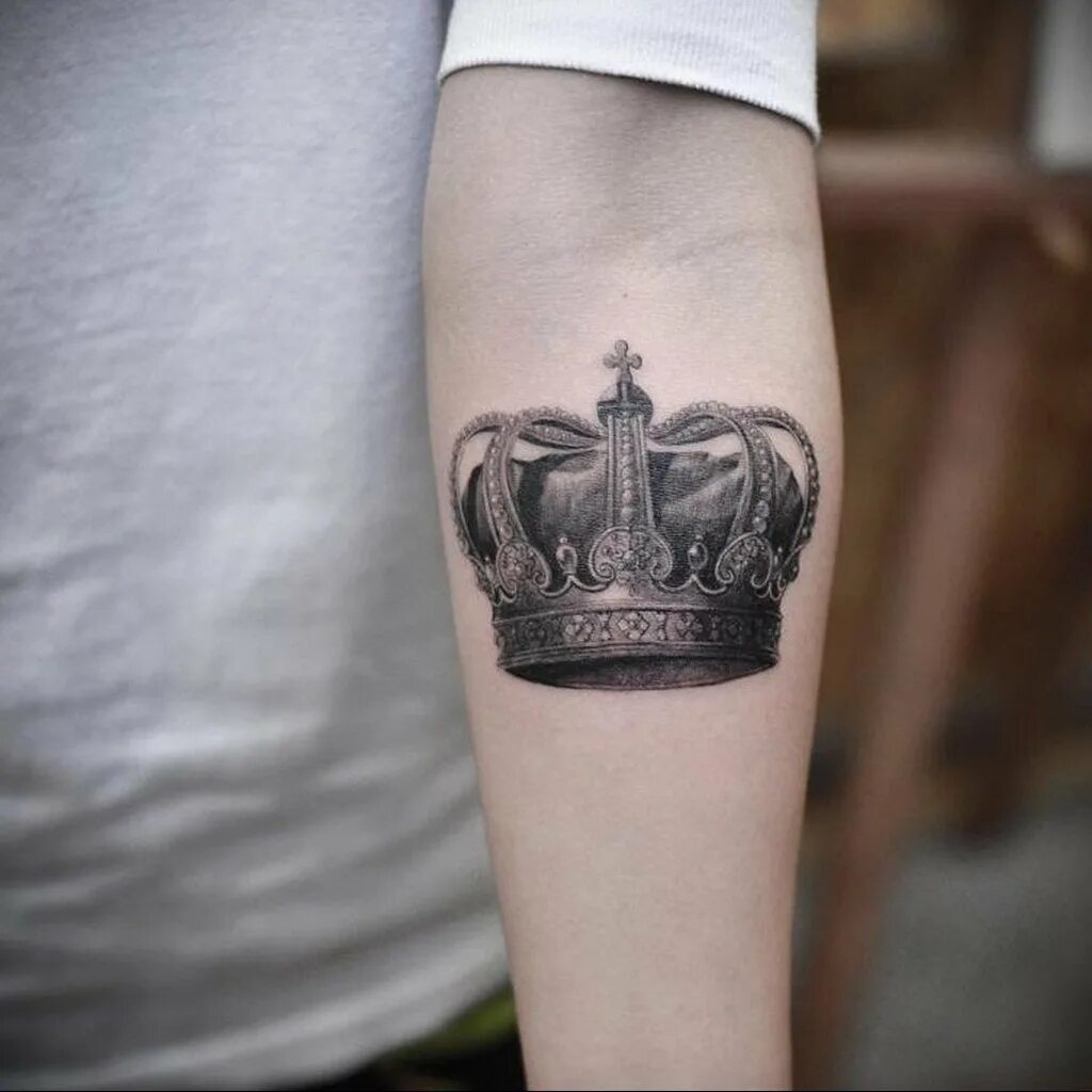 Татуировки женские корона. Queen tattoo корона. Тату корона. Тату корона на шее для девушек. Фото тату короны.