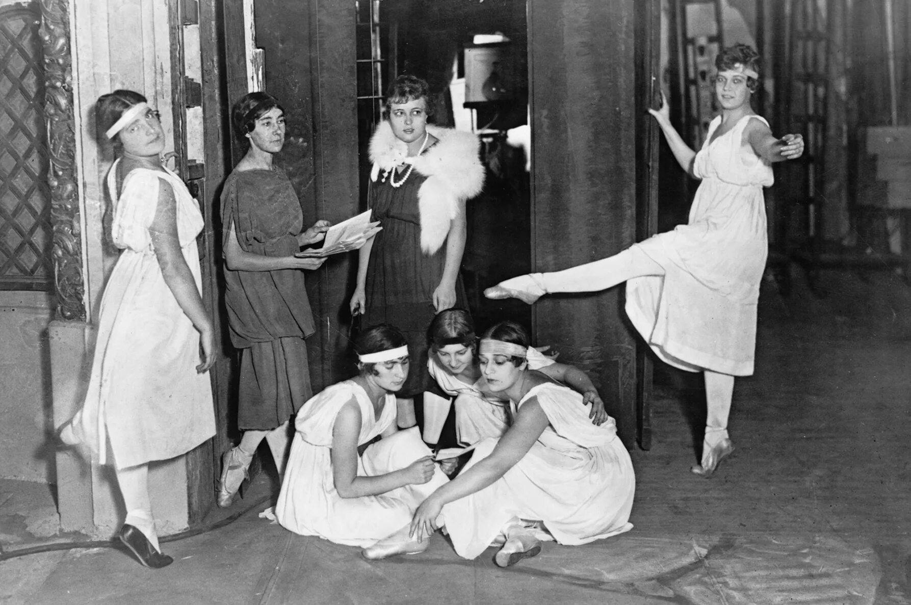 Труппа дягилева. Русские сезоны во франции в начале 20 века дягилев. Дягилев русские сезоны балет в париже. Балет дягилева русские сезоны в париже. Труппа дягилева.