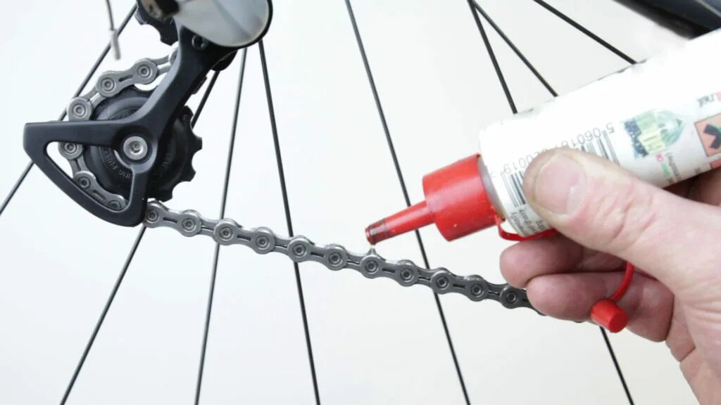 Можно ли мыть велосипед. WD-40 для цепи велосипеда. Цепь на скоростном велосипеде. Натяжитель цепи велосипеда. Цепной механизм велосипеда.