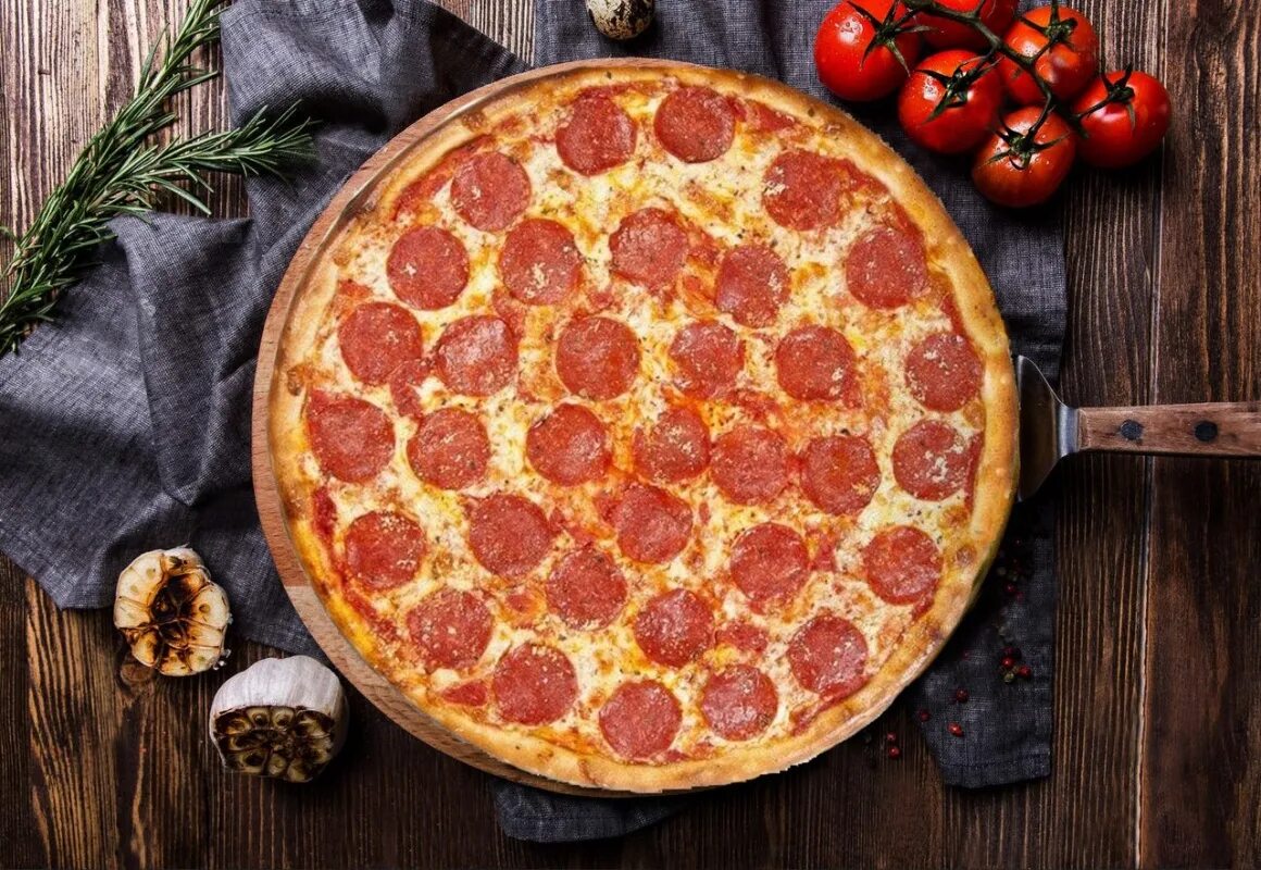 Итальянская пицца пепперони. Пепперони пицца пепперони. Пицца Дабл пепперони. Peperoni пиццерия. Уномоменто пицца