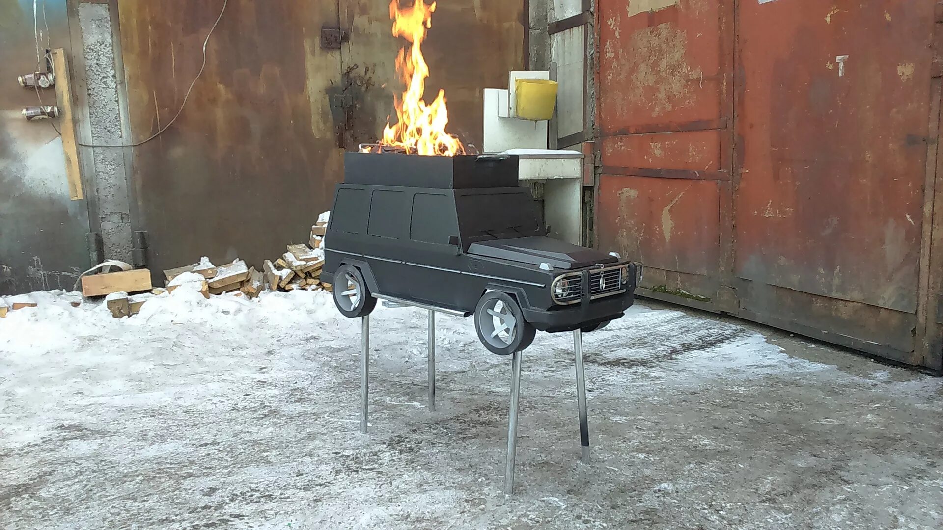 Мангалы из барабанов стиральных машин. Мангал из капота автомобиля. Мангал из старого автомобиля. Мангал автомобиль. Мангал из барабана от стиральной машинки.