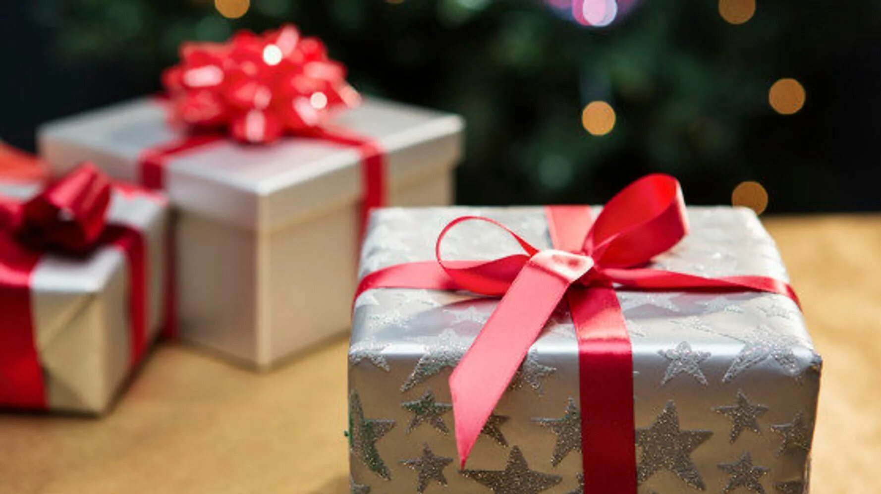 М видео подарки. Christmas present shop. Подарок сток. Девушка в новый год ходит по магазинам. Тц в новогодние распродажи.