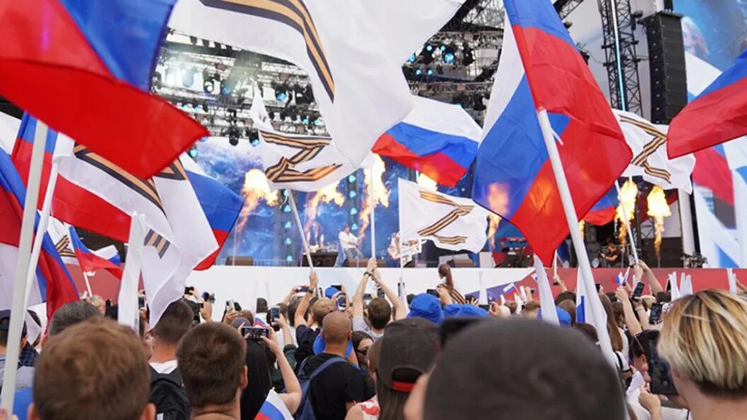Патриотизм. Россияне с флагами. Патриотическое воспитание молодежи. Молодежные объединения. Патриотично настроенный.