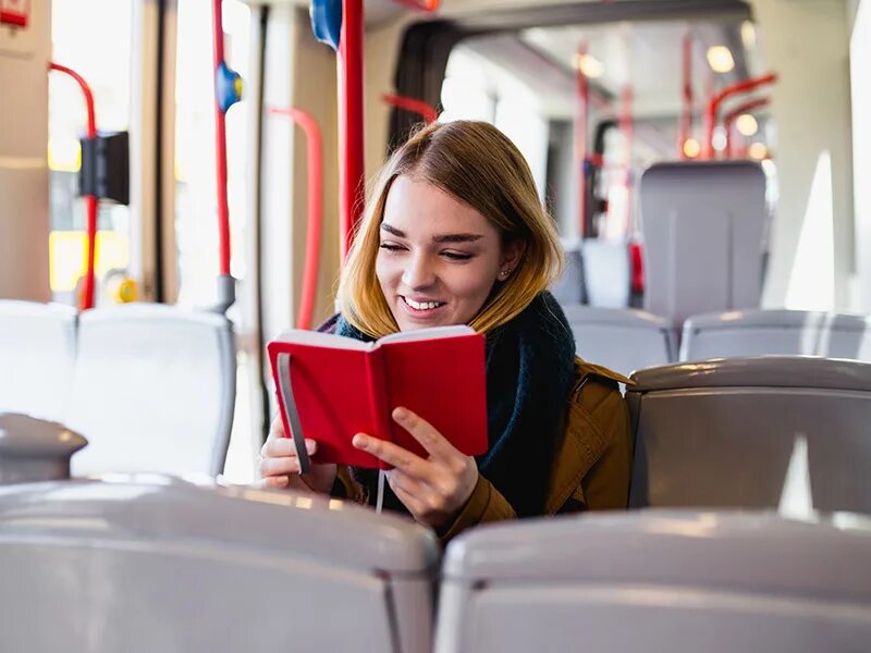 Чтение про путешествие. Девушка в трамвае. Книга поезда. Книга про электрички. Человек читающий в трамвае фото.