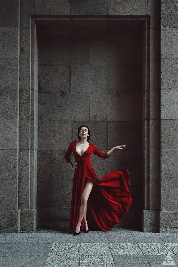 Позы для фотосессии в Красном платье. Фотосессия с красным светом. Lady in Red фотосессия. Леди энд ред