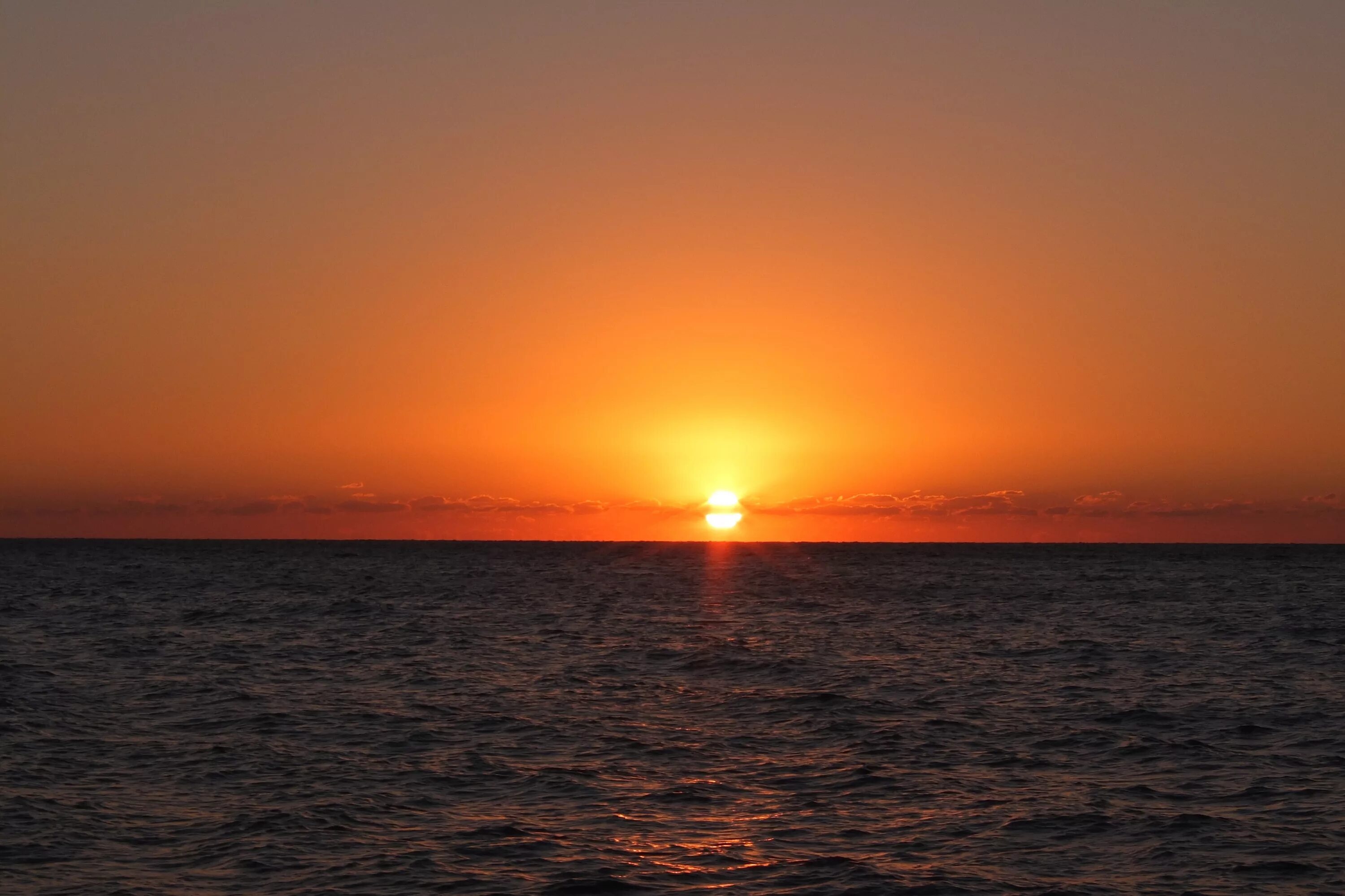 Рассвет солнца. Sunset mirror. Желтое море. Закат фото. Солнце на горизонте.