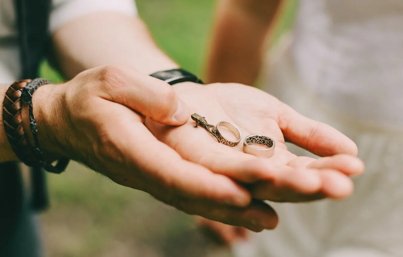 Сонник толкование снов кольцо на пальце. Кольцо на руке. колечко на ладони. кольцо с ладошкой. колечко на руке.