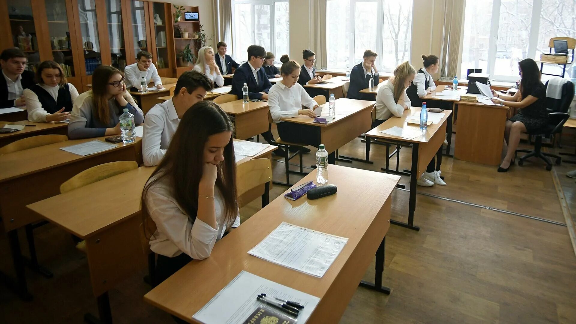 В школах проходят егэ. Экзамен в школе. егэ. огэ в школе. школьники на егэ.