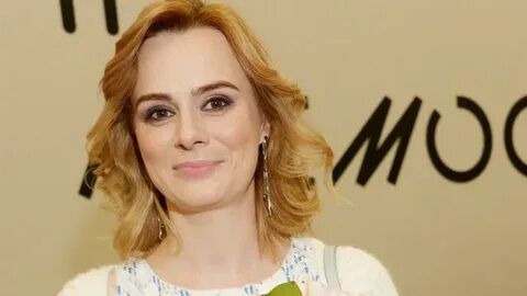 Ит стиліндегі порно фотода тұрған жетілген әйелдер