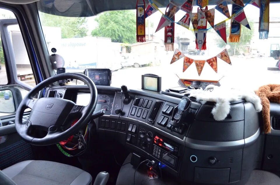 Кабина вольво фш 12. Volvo fh12 Interior. Кабина Volvo fh12. Volvo fh13 салон. Volvo fh12 2008.