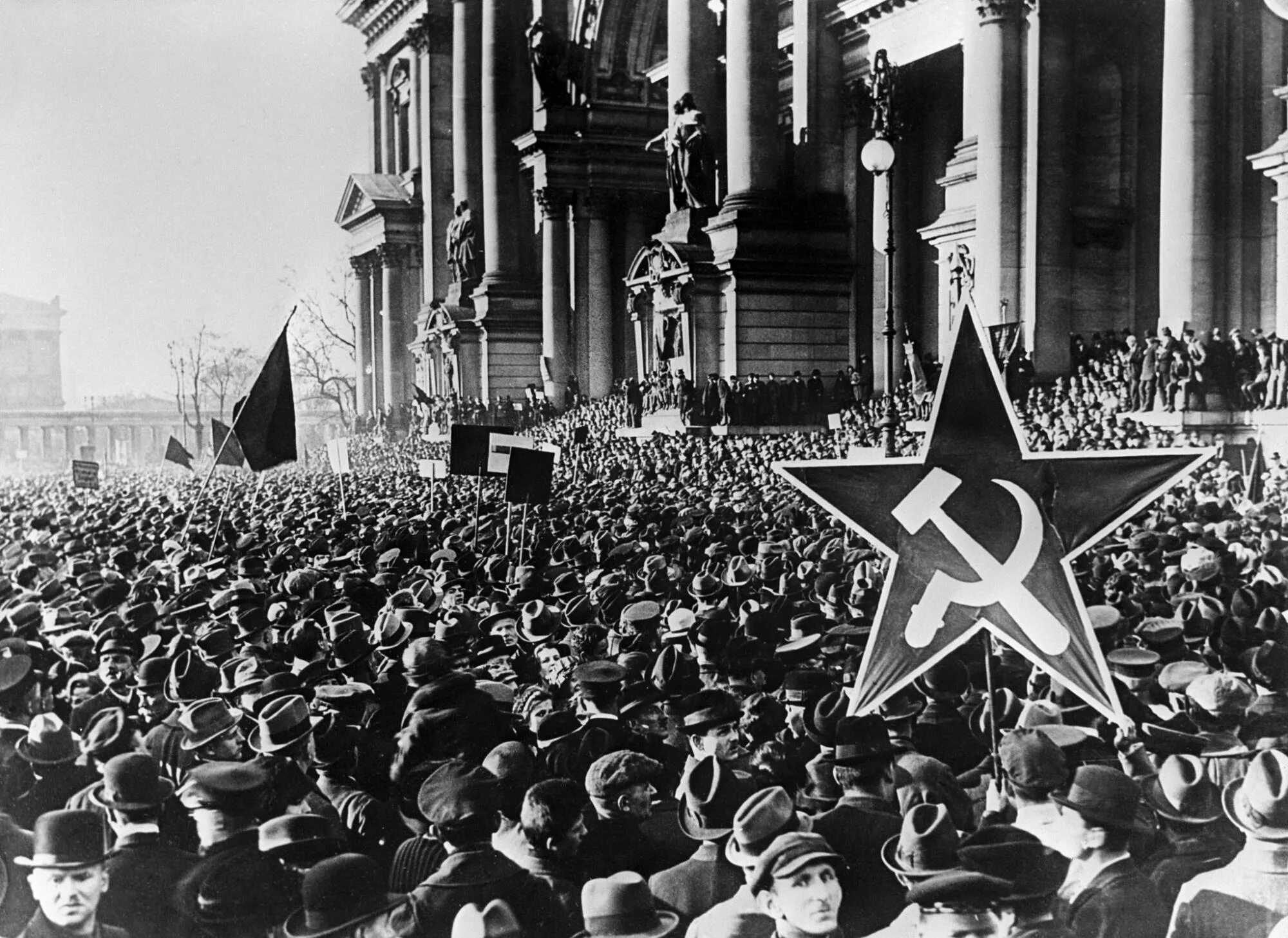 Социализм 1919. Баварская советская республика 1919. Великая октябрьская социалистическая революция 1917. Октябрьская революция коллаж. Коммунистическая партия германии 1930.