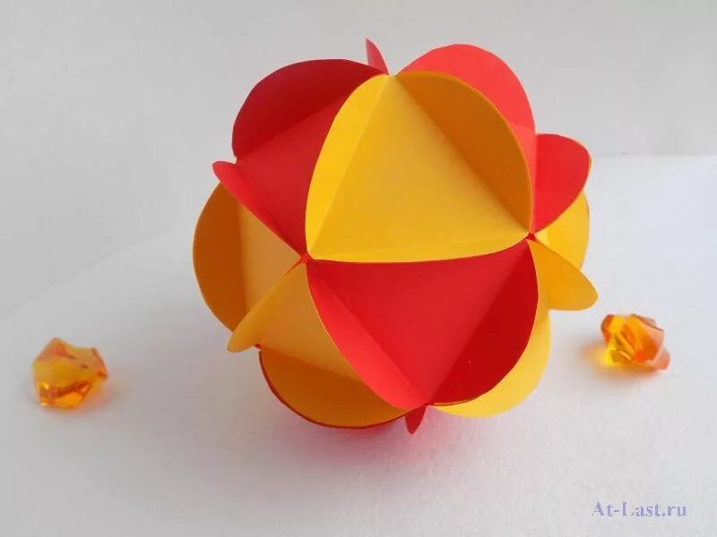 Шар из бумажных полосок. Шар из бумаги. Новогодняя игрушка из кругов. Объемный шар из кружков бумаги. Новогодние игрушки из бумаги.