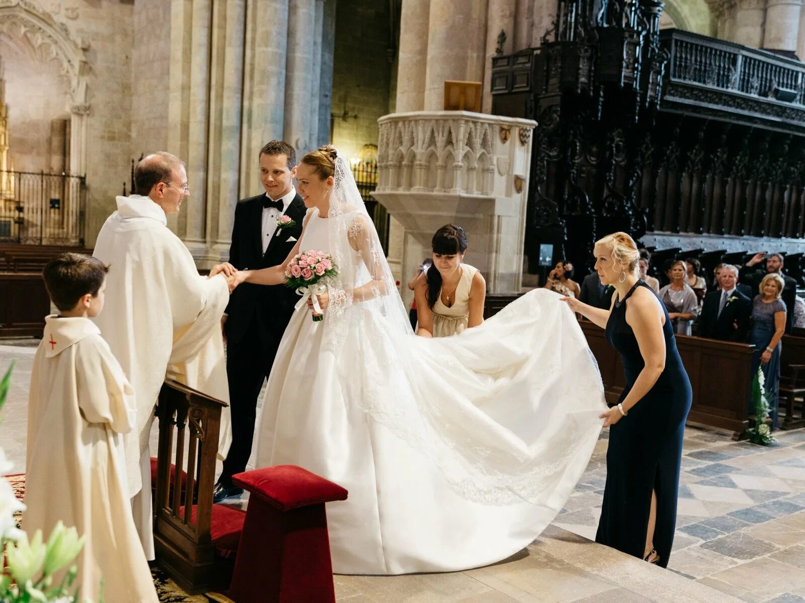 Церемония под. Католическое венчание. Свадьба в католической церкви. Венчание в католической церкви. Бракосочетание в католической церкви.