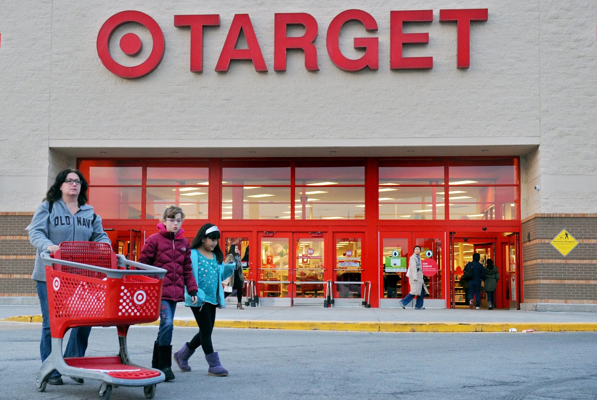 Target blank https. Target магазин. Таргет супермаркет. Магазин таргет в Америке. Target Corporation магазин.