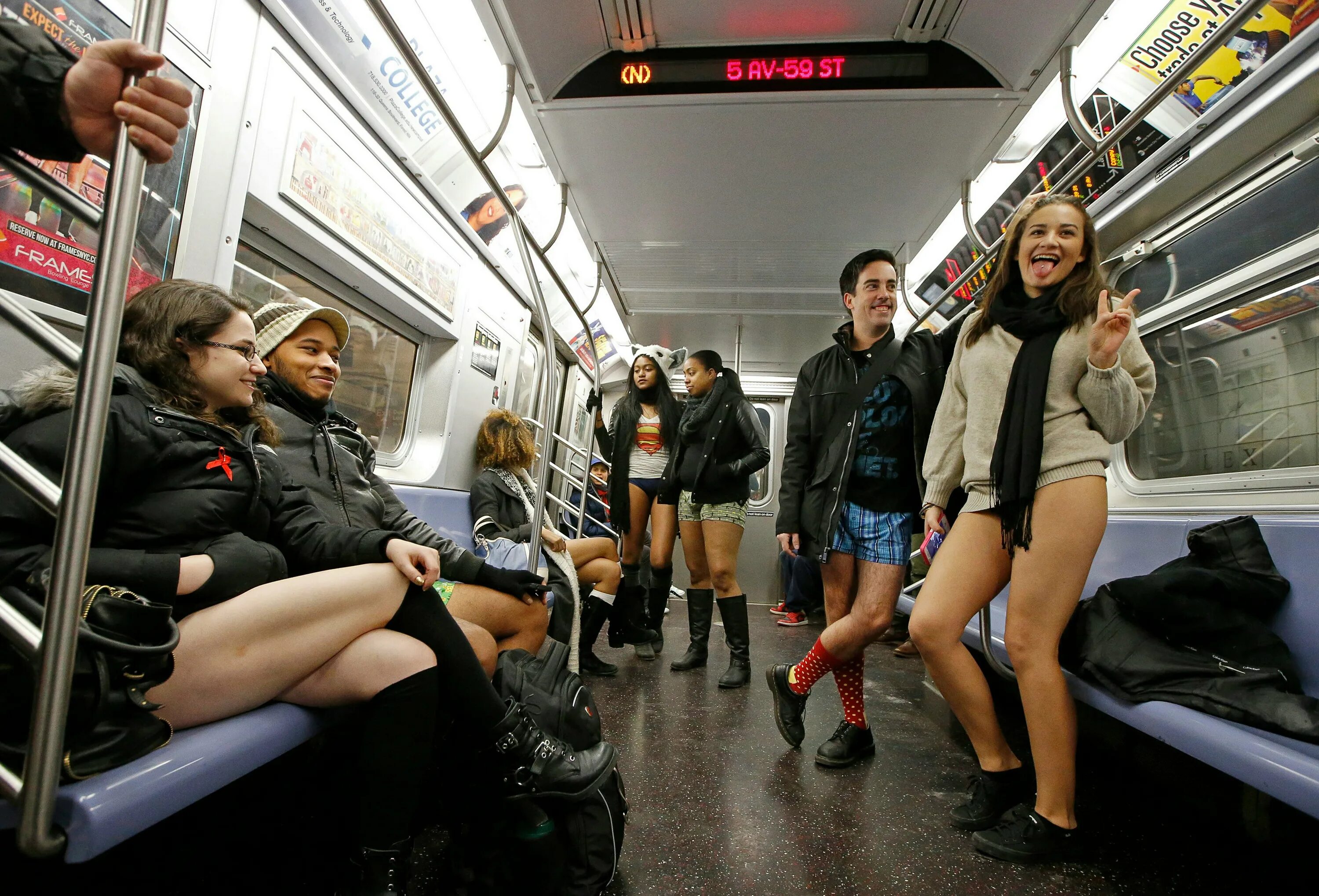 Без штанов без цензуры. Нью Йорк метро без штанов. No Pants Subway Ride Москва. День без штанов в метро Нью-Йорка. День в метро без штанов no Pants Subway Ride Day США.