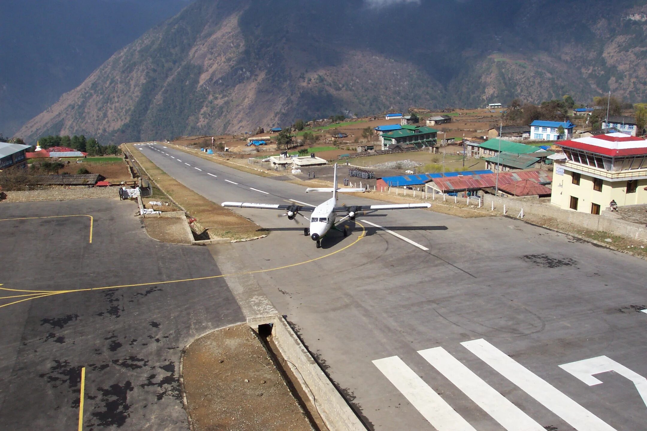 Аэропорт Лукла Непал. Аэропорт паро в бутане. Аэропорт Лукла Непал катастрофы. Лукла аэропорт самый опасный. Аэропорт бутана