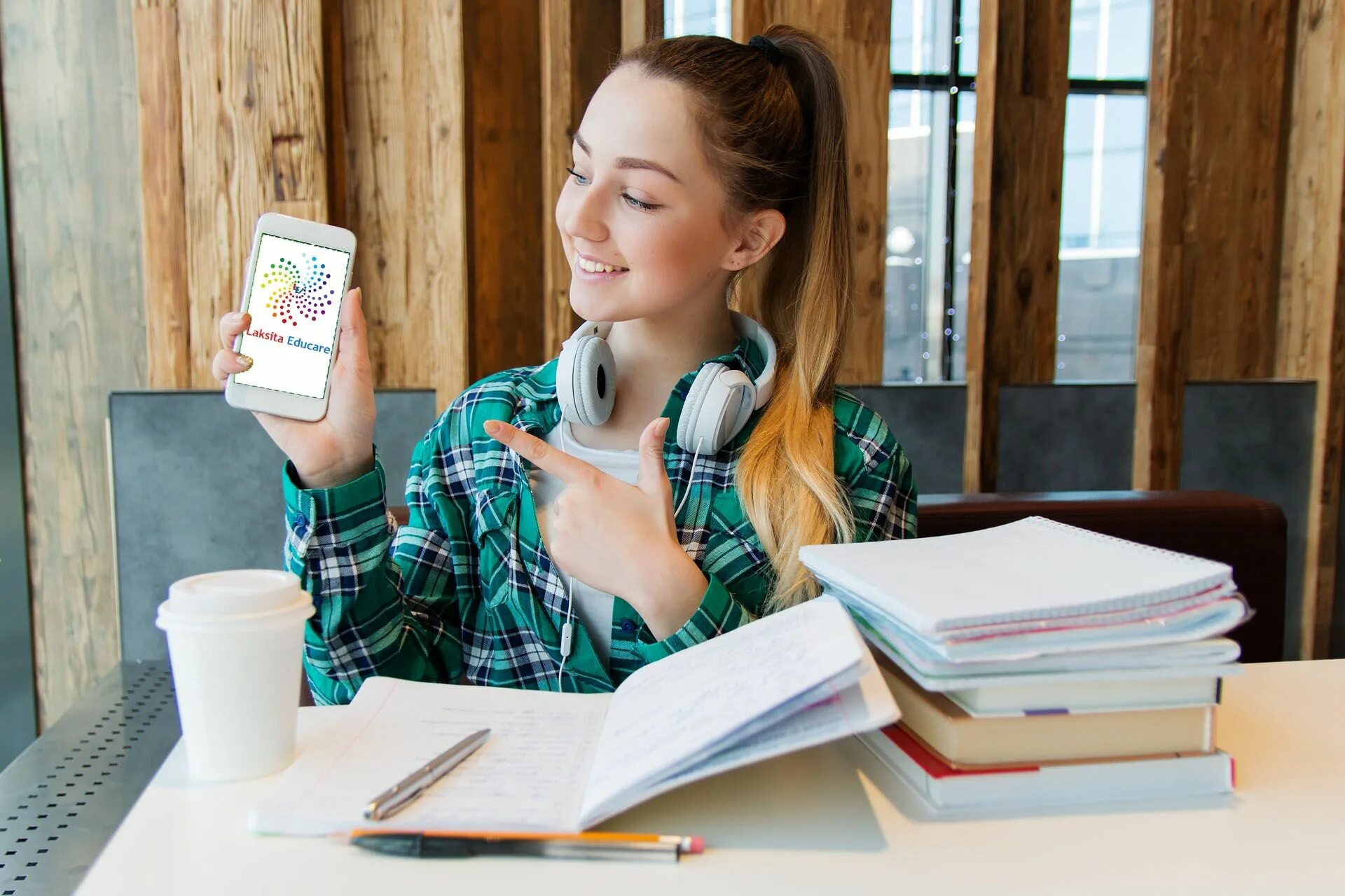 Приложения для работы студентам. Уведомления в мобильном приложении. Человек студент. Дистанционное образование. Работа для студентов.