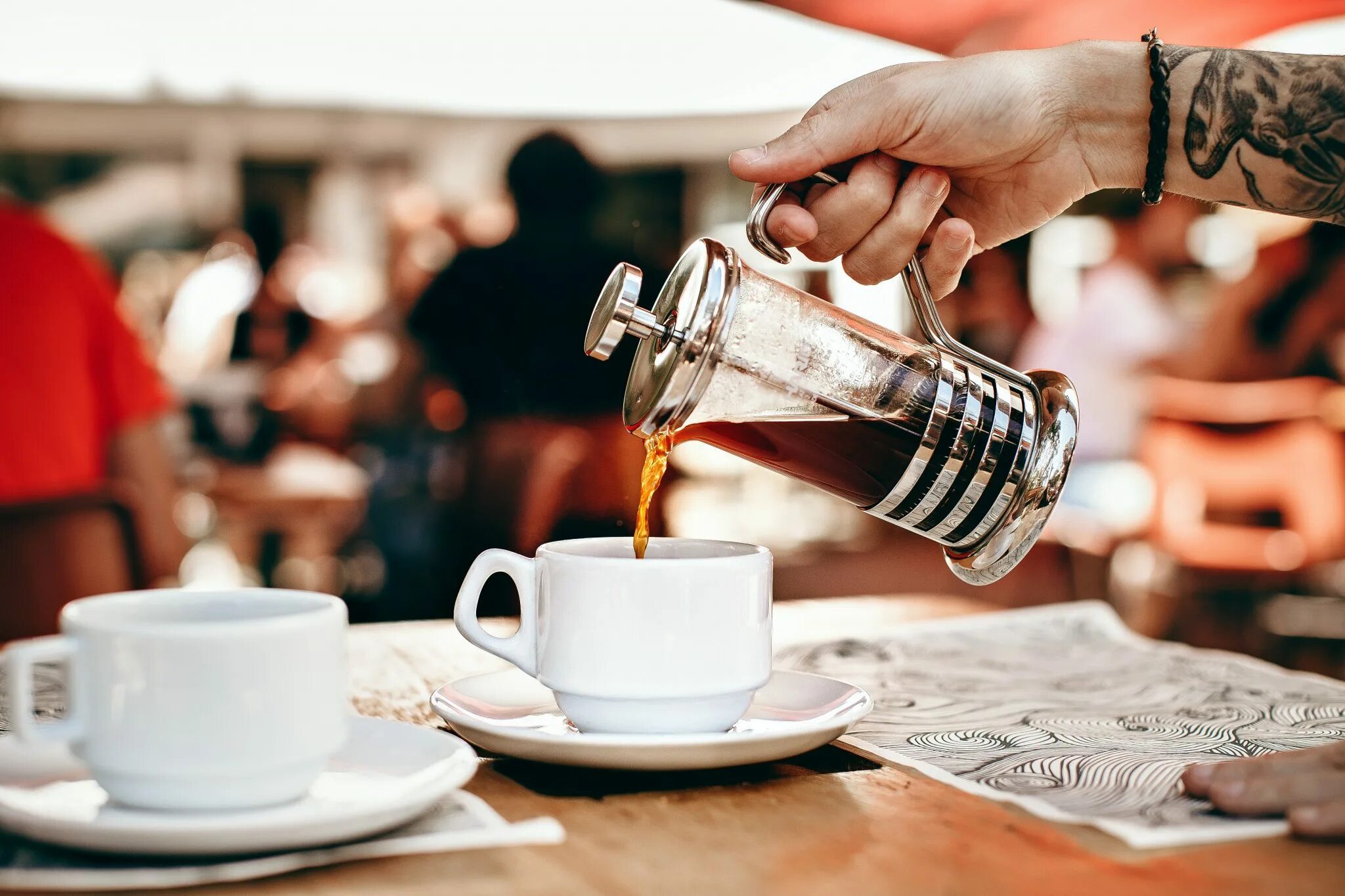 Почему пьют чай. Рука наливает чай. Чай в кофейне. Наливает кофе. Чаепитие в кафе.