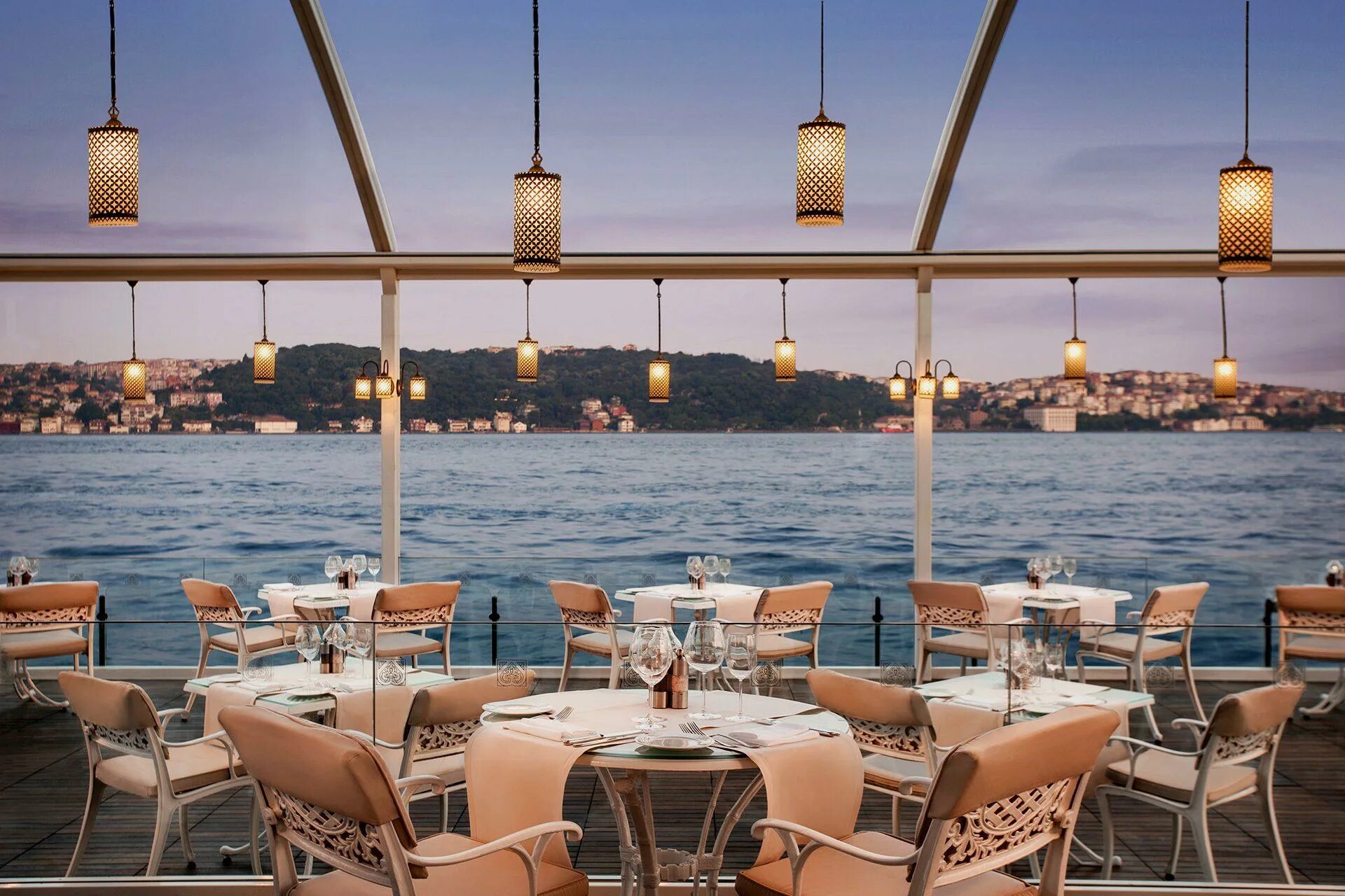 Рестораны стамбула с видом. Кемпински Стамбул. Стамбул ресторан Босфор. Кемпинский отель Стамбул. Босфор Стамбул кафе.